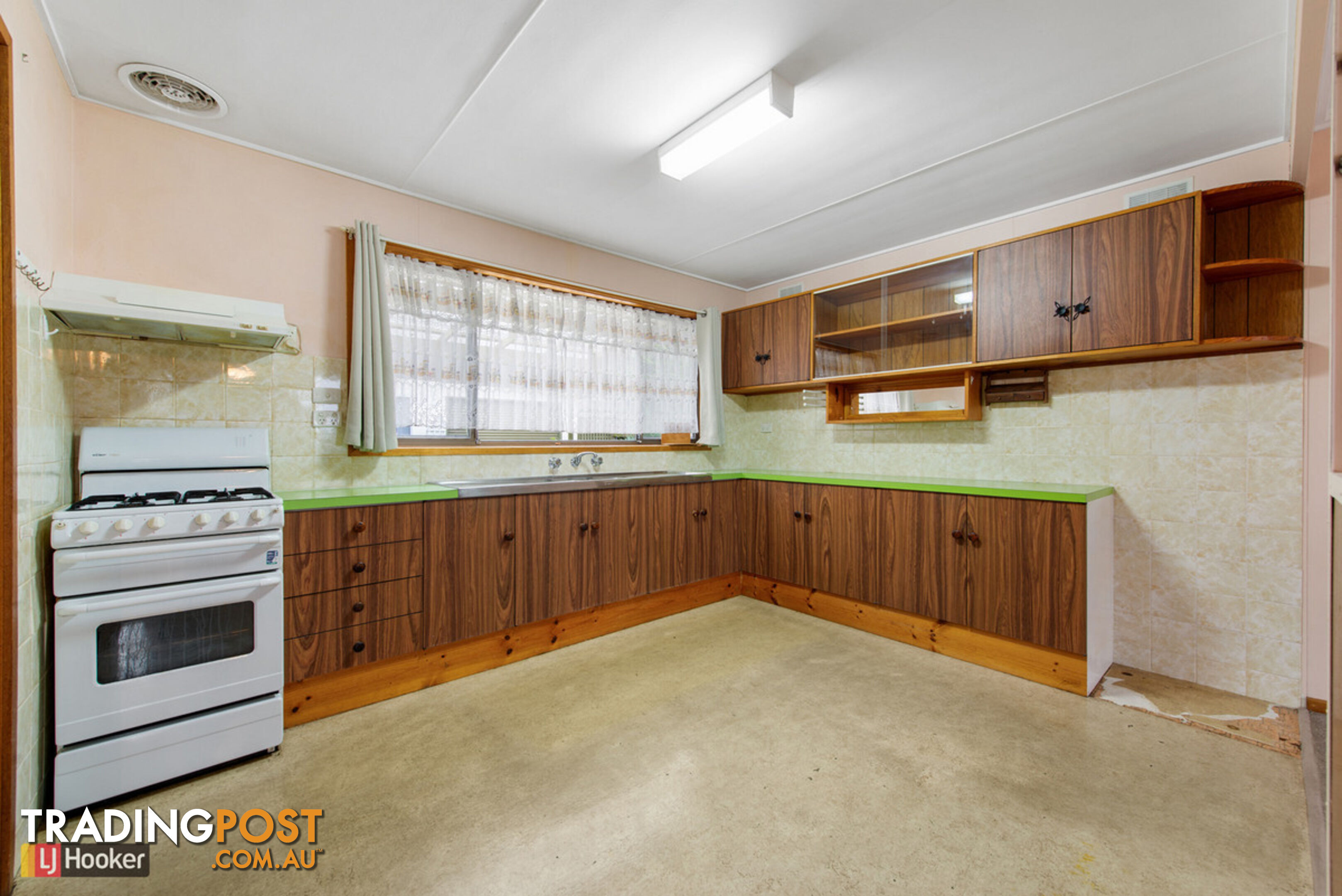 15 Christopher Court LAKES ENTRANCE VIC 3909