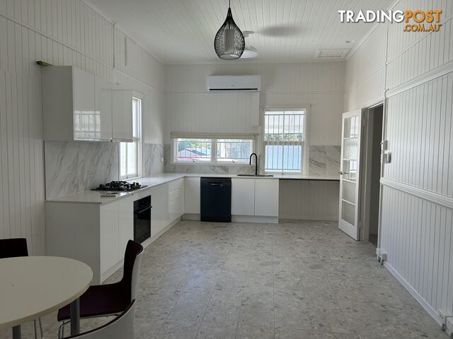 135 Sutton Street REDCLIFFE QLD 4020 - photo 2 of 12