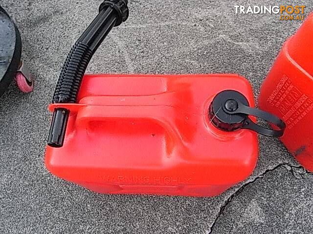 10LT FUEL STORAGE CONTAINER wth poring nozzle - photo 3 of 4