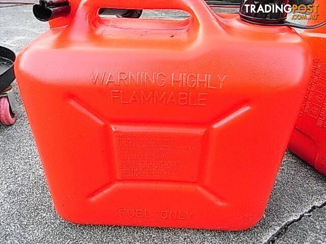 10LT FUEL STORAGE CONTAINER wth poring nozzle - photo 4 of 4