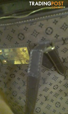 Lois Vuitton hand band...$30ono