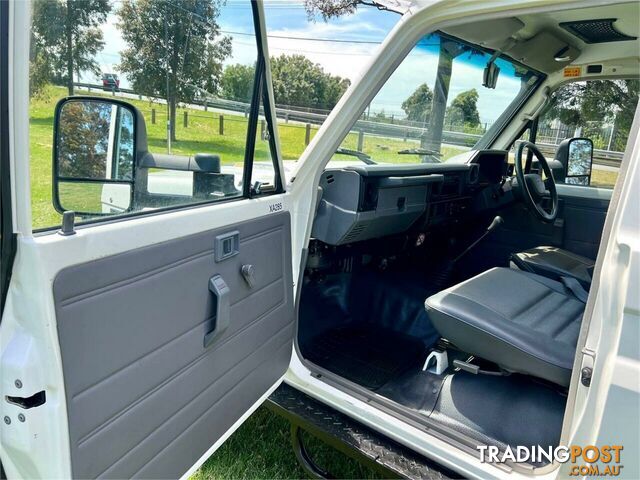 2009 TOYOTA LANDCRUISER WORKMATE (4X4) 3 SEAT VDJ78R TROOP CARRIER