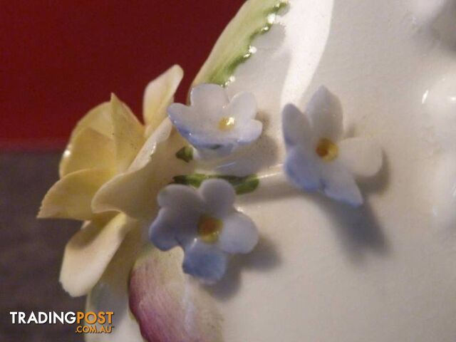 Coalport Small Double Handled Vase with porcelain flowers. - photo 4 of 9
