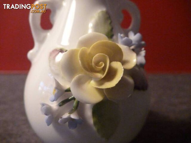 Coalport Small Double Handled Vase with porcelain flowers. - photo 3 of 9
