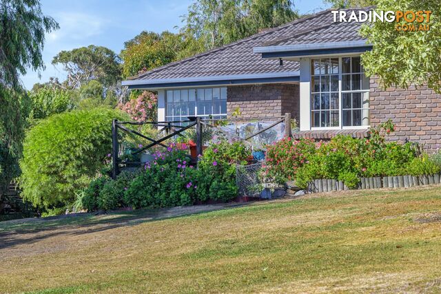 4 King Street BINALONG BAY TAS 7216 - photo 2 of 25