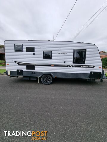 Paramount Thunder 2020 full size 18ft van