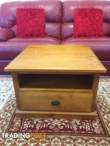Wanted: Hardly used timber Bendigo1 drawer lamp/coffee table with metal handle