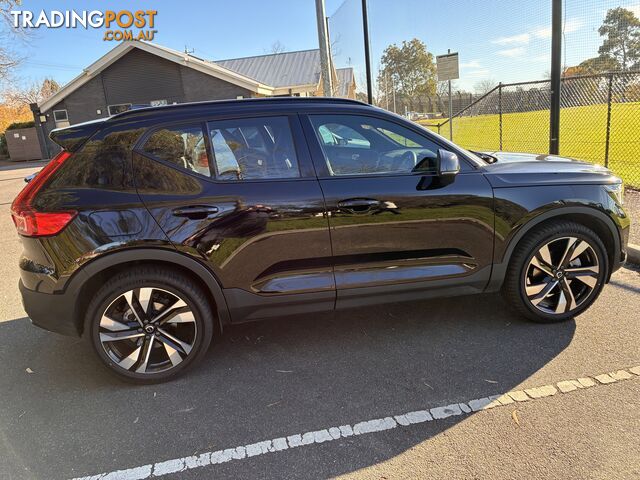 2022 Volvo XC40 Automatic B5 Dark All wheel Drive.