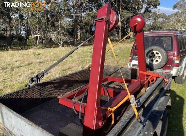 Round bale carrier