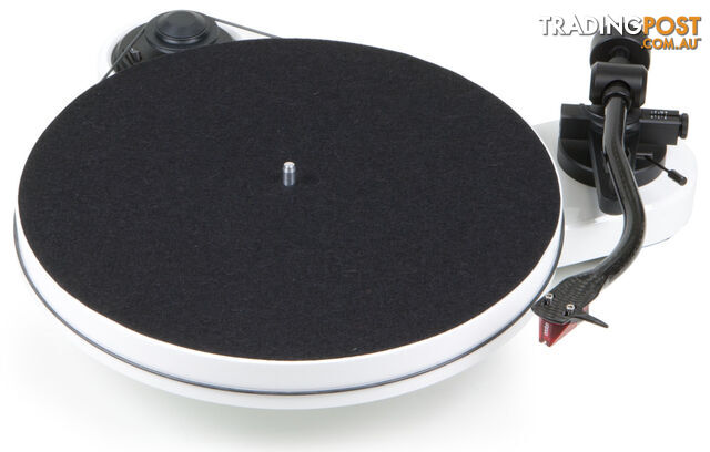 ProJect RPM 1 Carbon Turntable with Ortofon 2M Red Cartridge