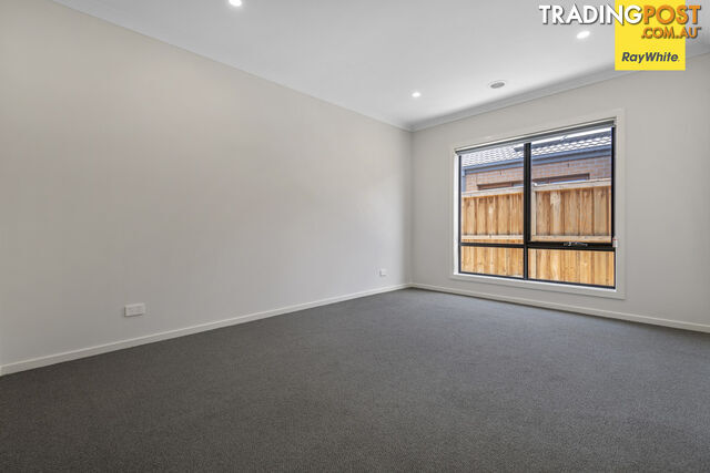 8 Shangrala Road THORNHILL PARK VIC 3335