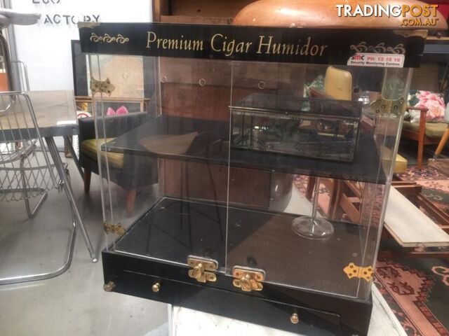 Vintage premium cigar humidor