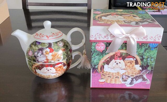 Christmas Cats & Dogs Tea For One Set - brand new - great gift idea