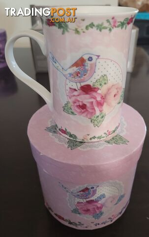 Gorgeous Bird and Flowers Coffee Mug - brand new - great gift idea