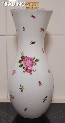 Royal Albert New Country Roses Large Vase - brand new - great gift idea