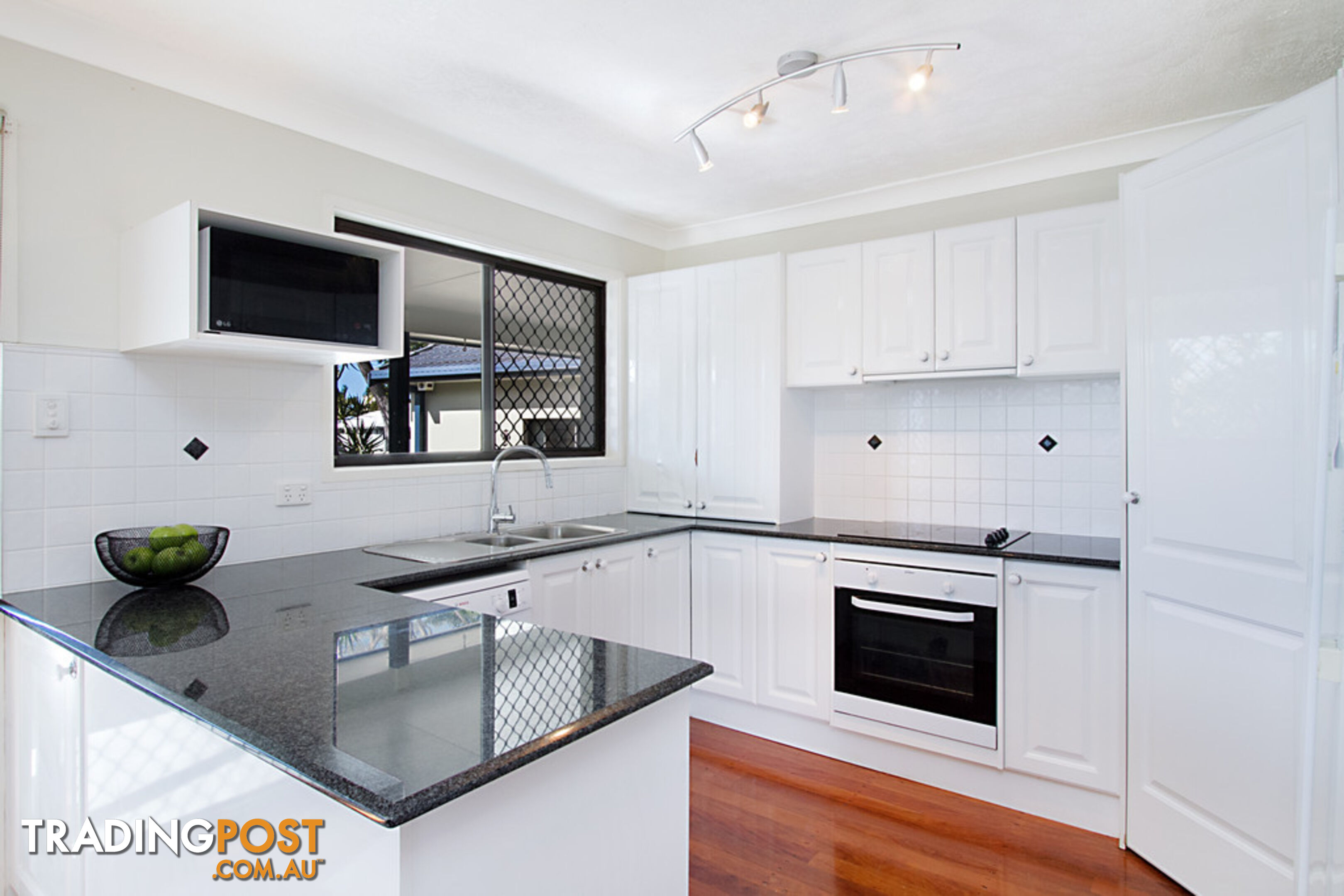 4 Parakeet Place BURLEIGH WATERS QLD 4220