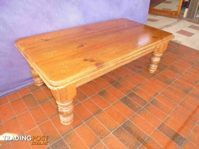 Coffee Table, Turned Leg, 364042