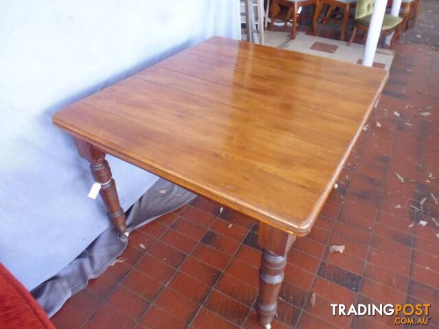 Table Small Victorian Dining Table Turned legs 369408