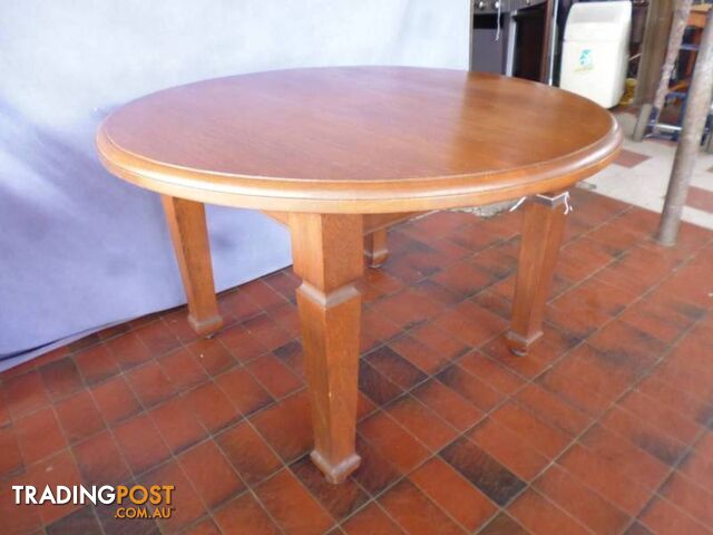 Table, Round, 4 Legs, 367713