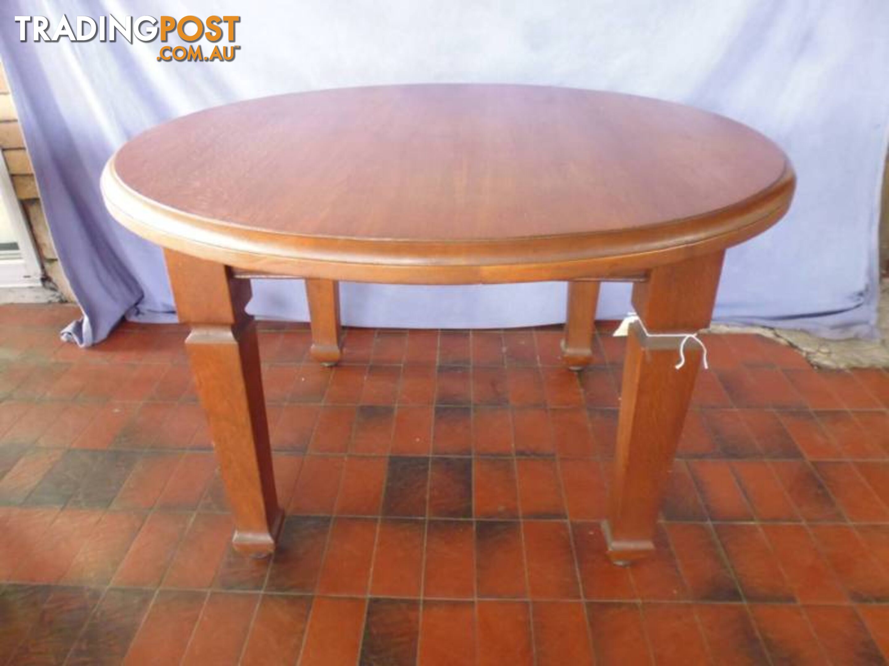 Table, Round, 4 Legs, 367713