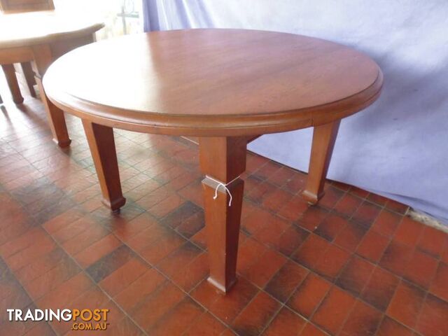 Table, Round, 4 Legs, 367713