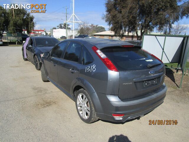 Ford Focus LS Zetec 10/2007 color Grey (WRECKING) - photo 2 of 6