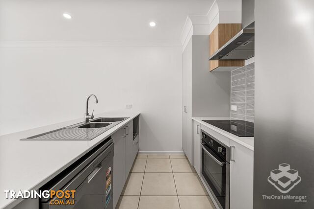 35 Huon Place Hillcrest QLD 4118 - photo 4 of 12