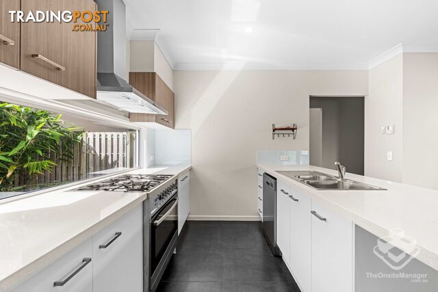 80 North Quay Circuit Hope Island QLD 4212 - photo 3 of 14