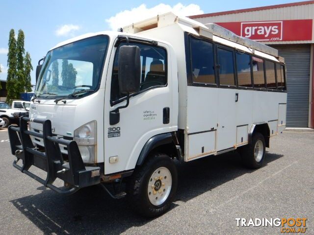 2011 Isuzu NPS300 4 x 4 Tour Bus