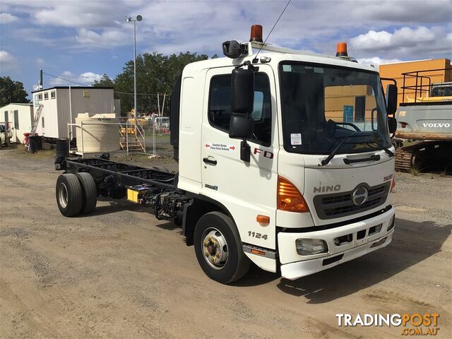 2013 HINO FD 4 x 2 Cab Chassis Truck