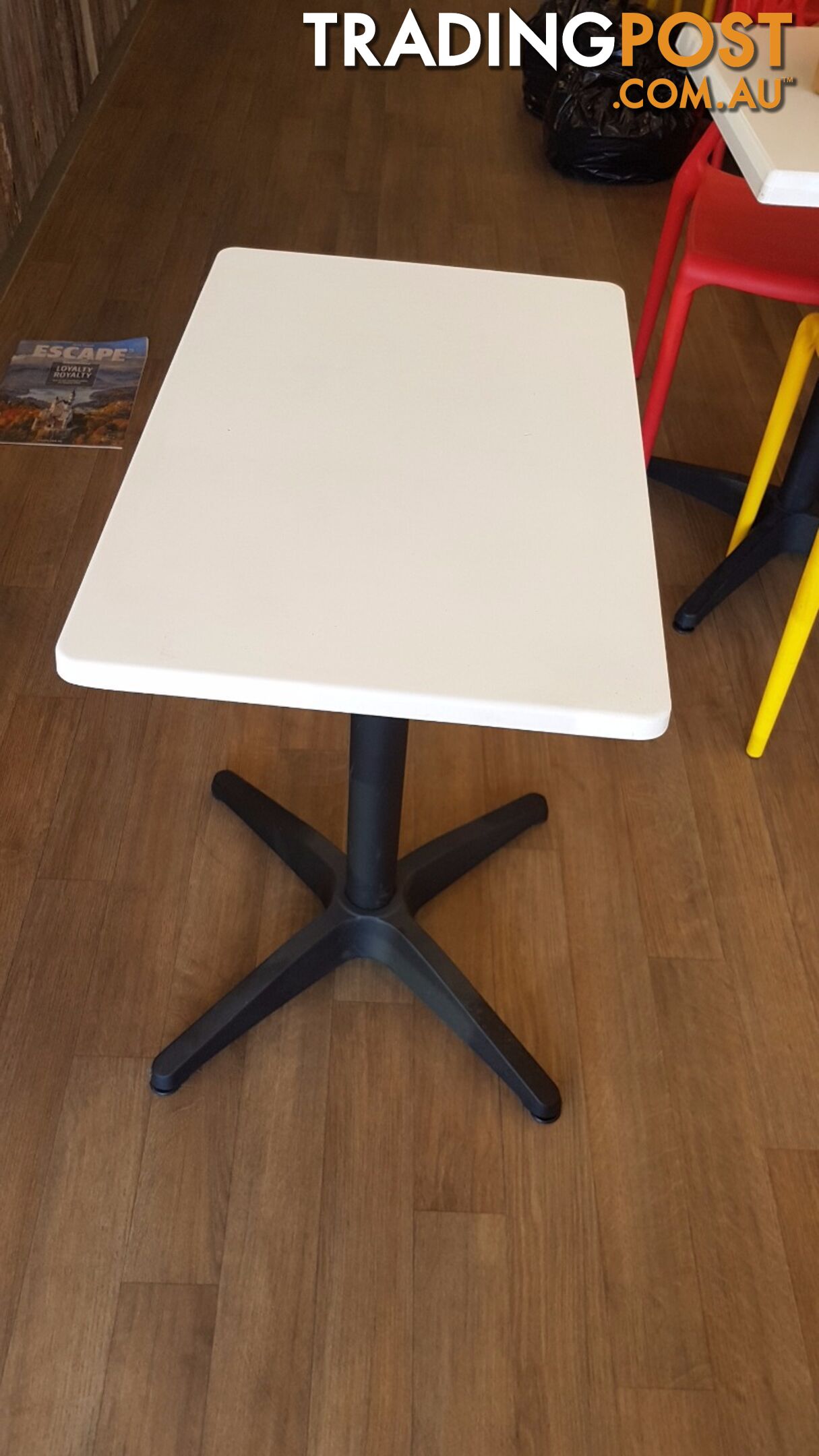 600x400mm RECTANGULAR WHITE TABLE WITH MATTE BLACK ROMA BASE