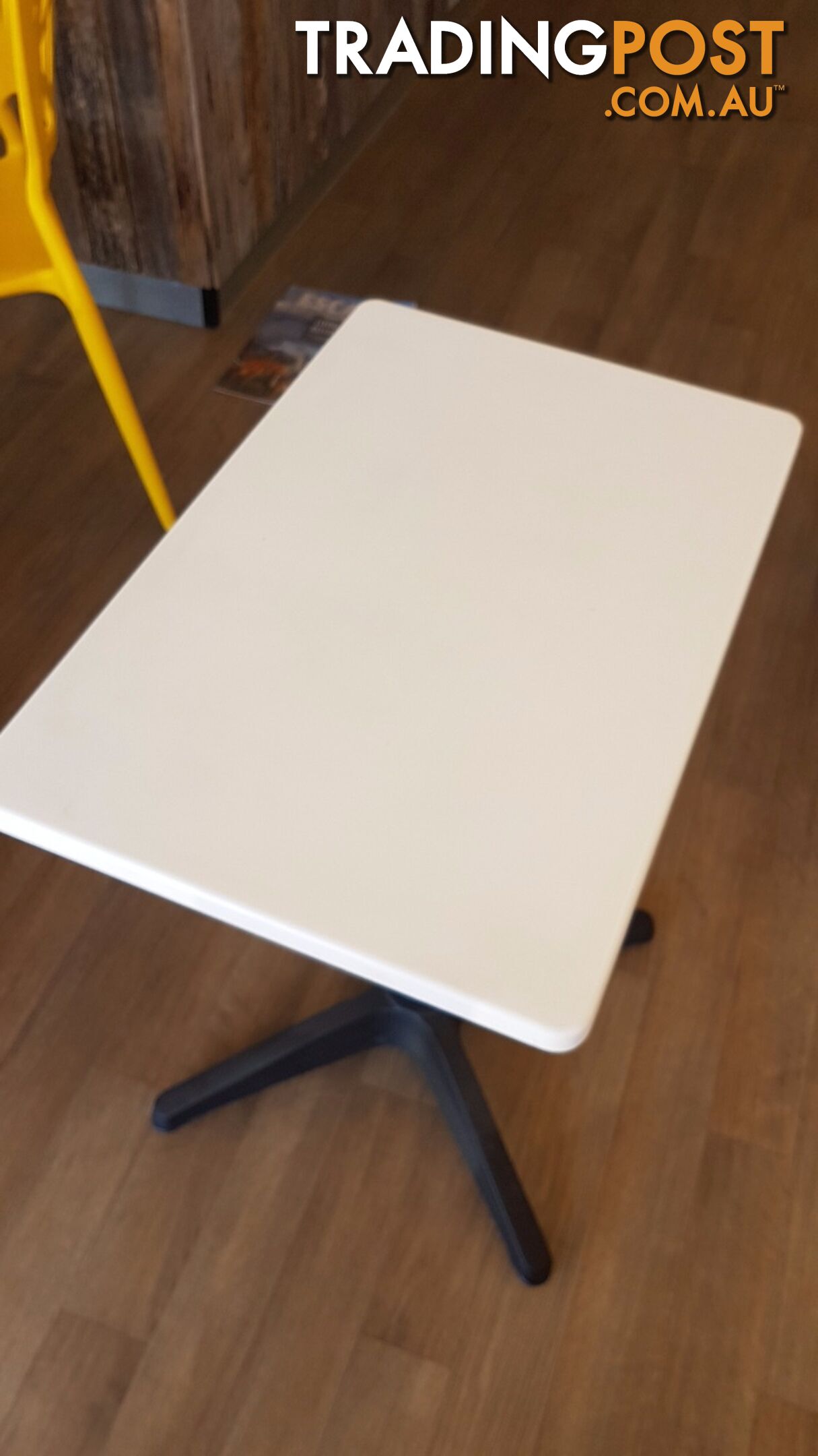 600x400mm RECTANGULAR WHITE TABLE WITH MATTE BLACK ROMA BASE