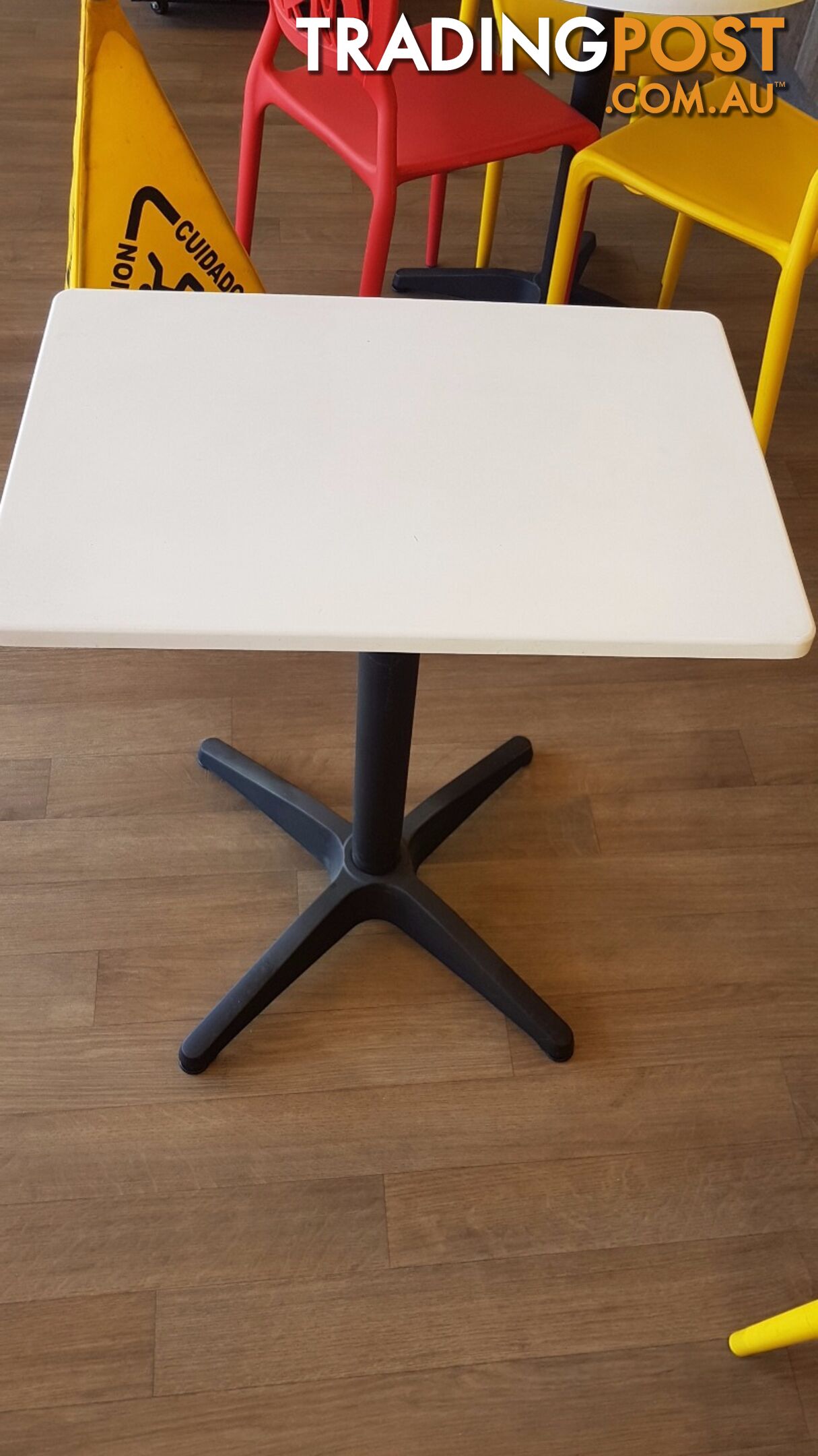 600x400mm RECTANGULAR WHITE TABLE WITH MATTE BLACK ROMA BASE