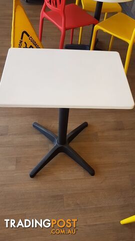 600x400mm RECTANGULAR WHITE TABLE WITH MATTE BLACK ROMA BASE