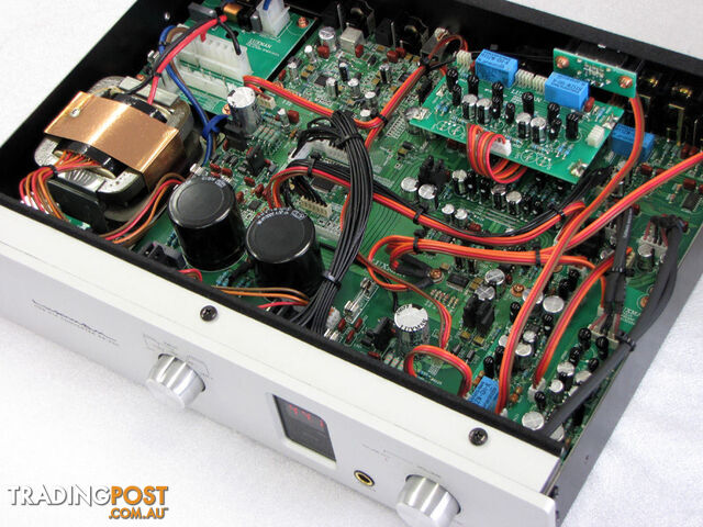 Luxman D-200 DAC & headphone amplifer at $800 discount off RRP! - photo 4 of 7