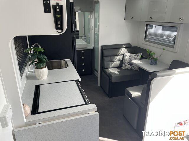 On The Move Caravans Traxx Series 3 17'6'' Centre Door