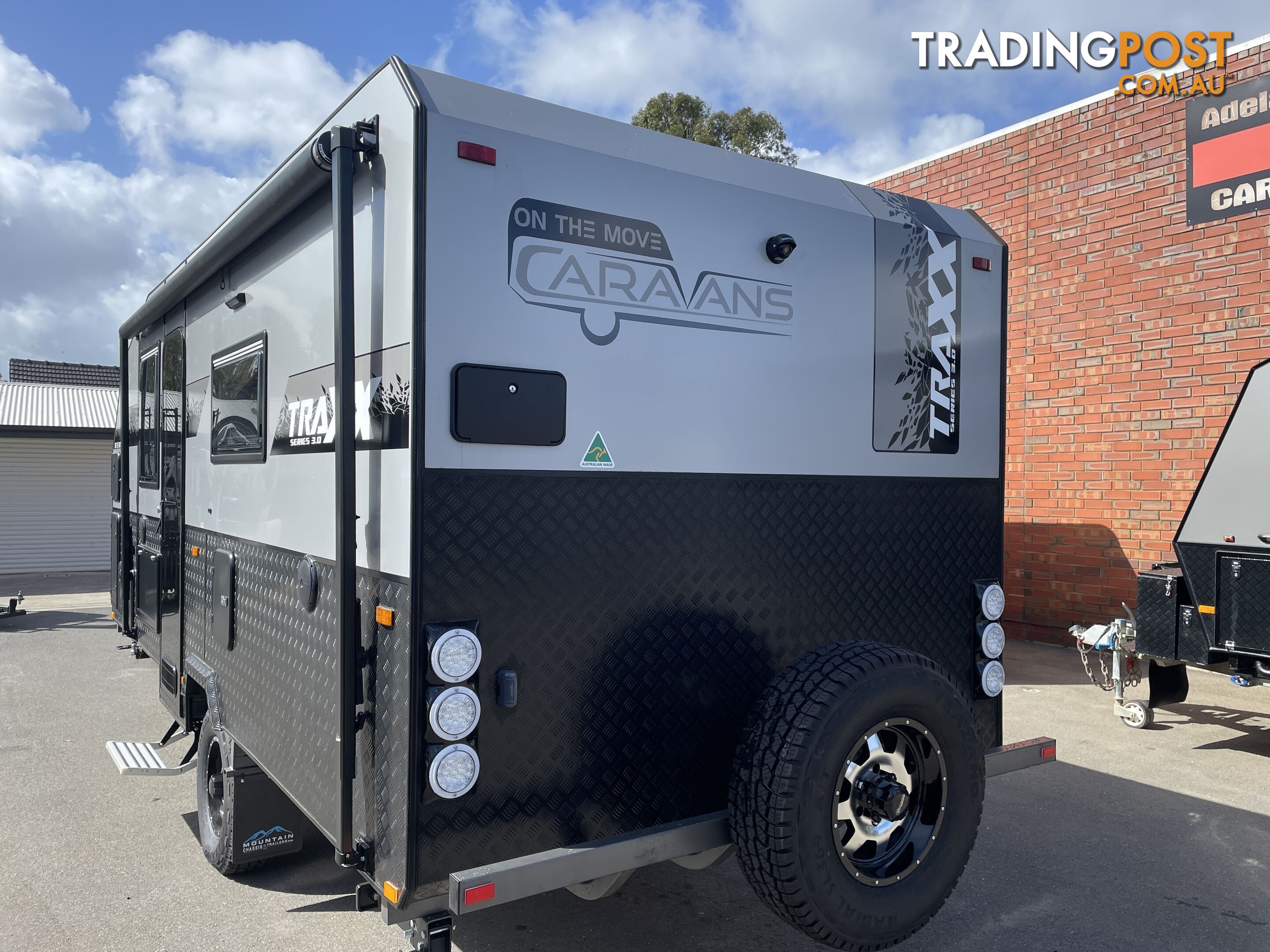 On The Move Caravans Traxx Series 3 17'6'' Centre Door