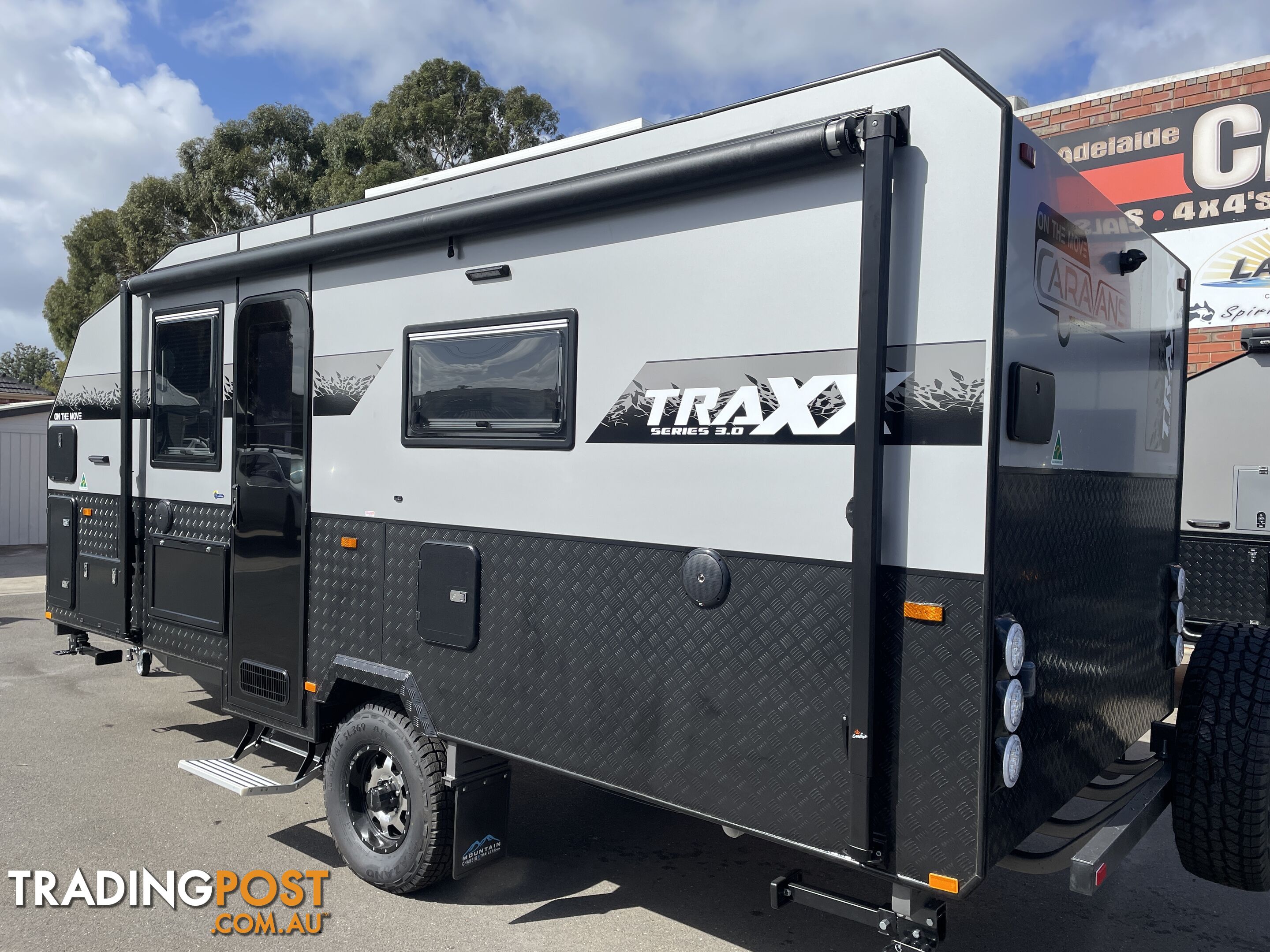 On The Move Caravans Traxx Series 3 17'6'' Centre Door