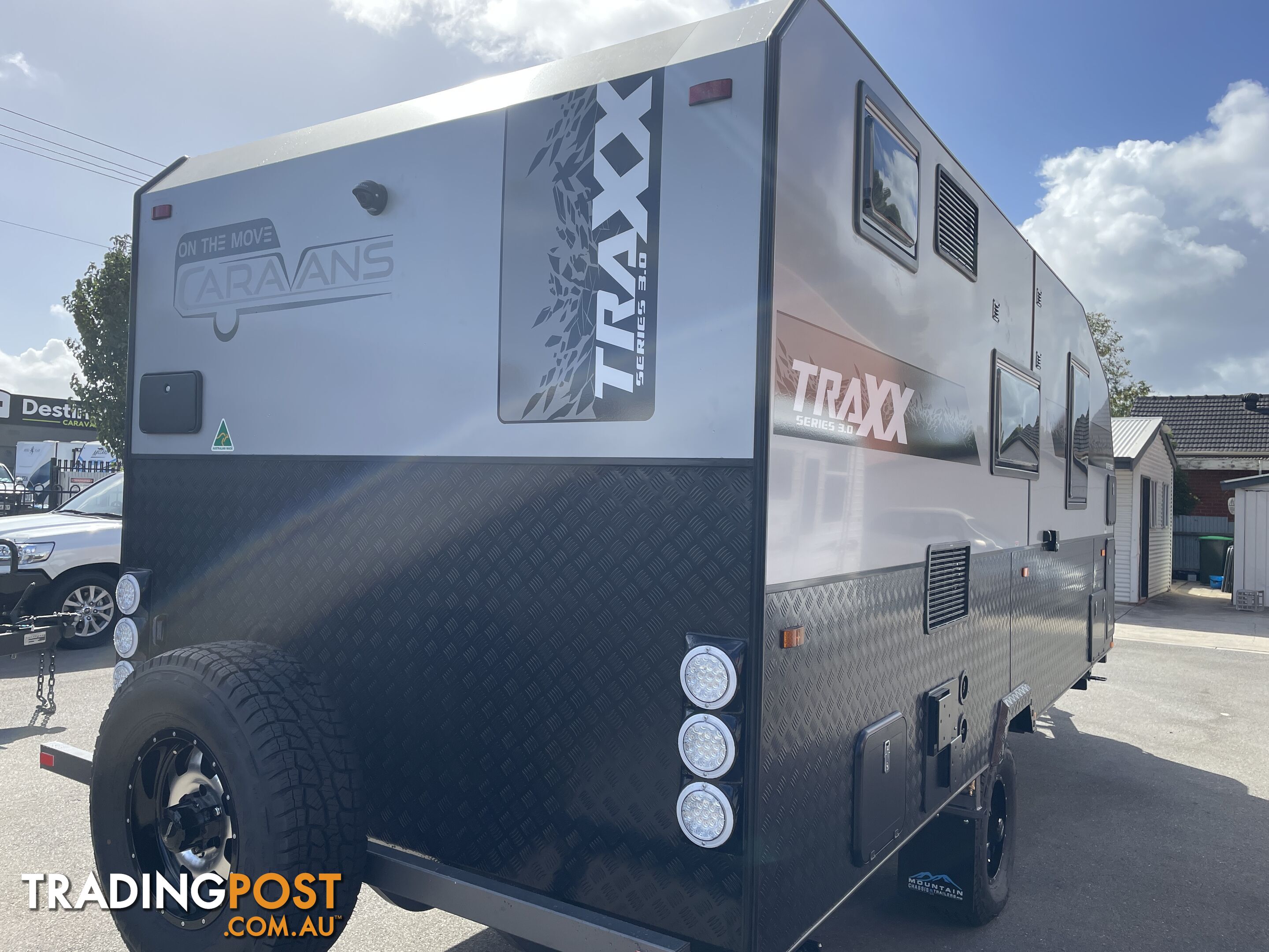 On The Move Caravans Traxx Series 3 17'6'' Centre Door