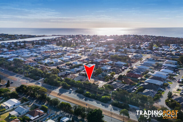 2 Royal Crescent WANNANUP WA 6210 - photo 2 of 10