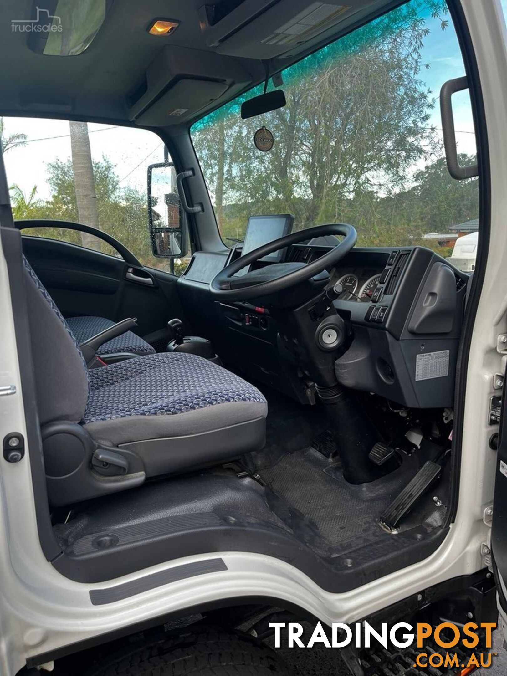 2023 ISUZU NPR Tradepack- hardly used!