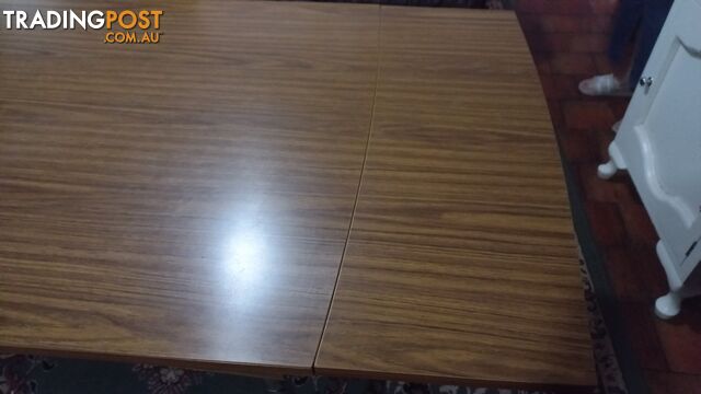 Retro Extendable Dining Room Table