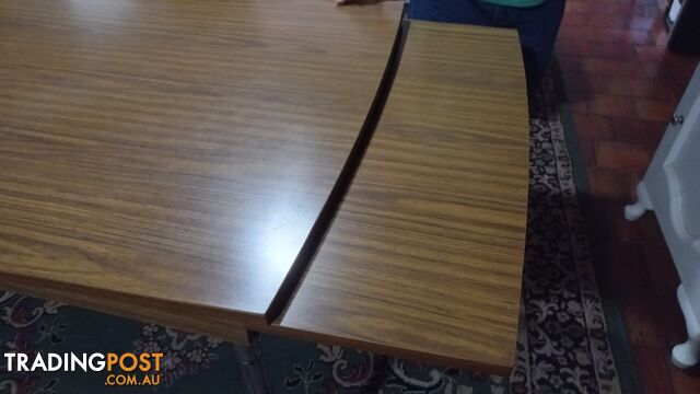 Retro Extendable Dining Room Table