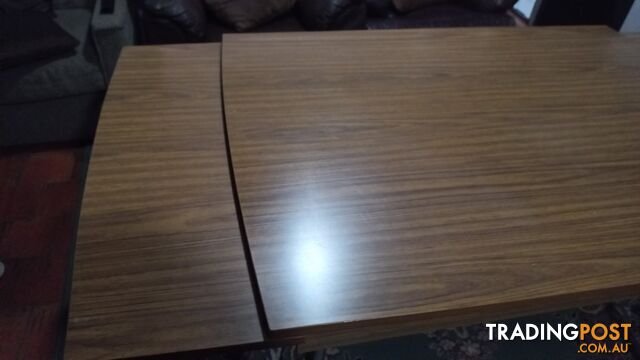 Retro Extendable Dining Room Table