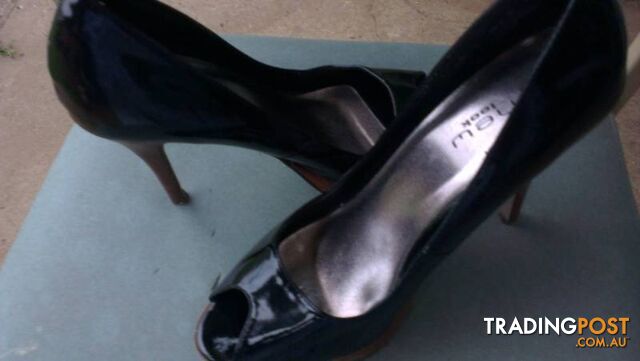 WOMEN BLACK SHINY SHOES size 9