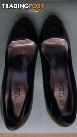 WOMEN BLACK SHINY SHOES size 9 - photo 3 of 6