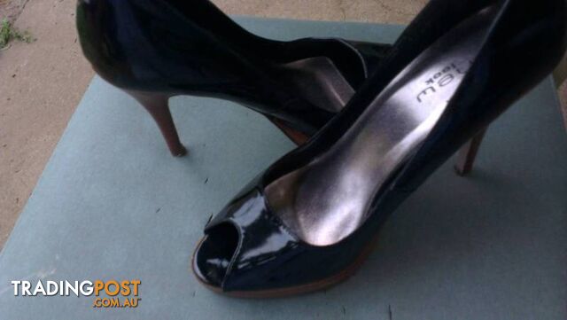 WOMEN BLACK SHINY SHOES size 9 - photo 5 of 6