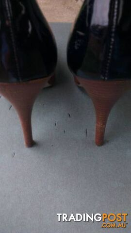 WOMEN BLACK SHINY SHOES size 9 - photo 4 of 6