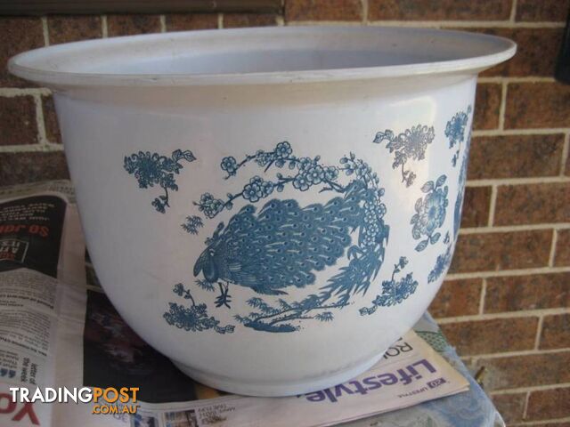 2 Plastic Pots With Outside Drawing - photo 3 of 5