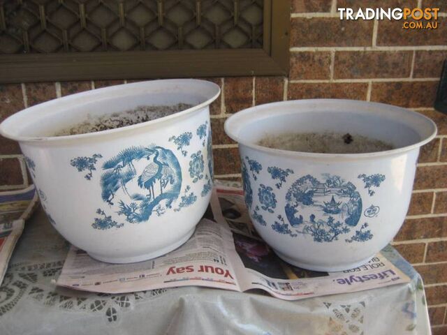 2 Plastic Pots With Outside Drawing - photo 2 of 5